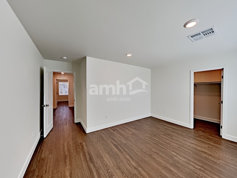 Building Photo - 1518 Golden Hour Ave