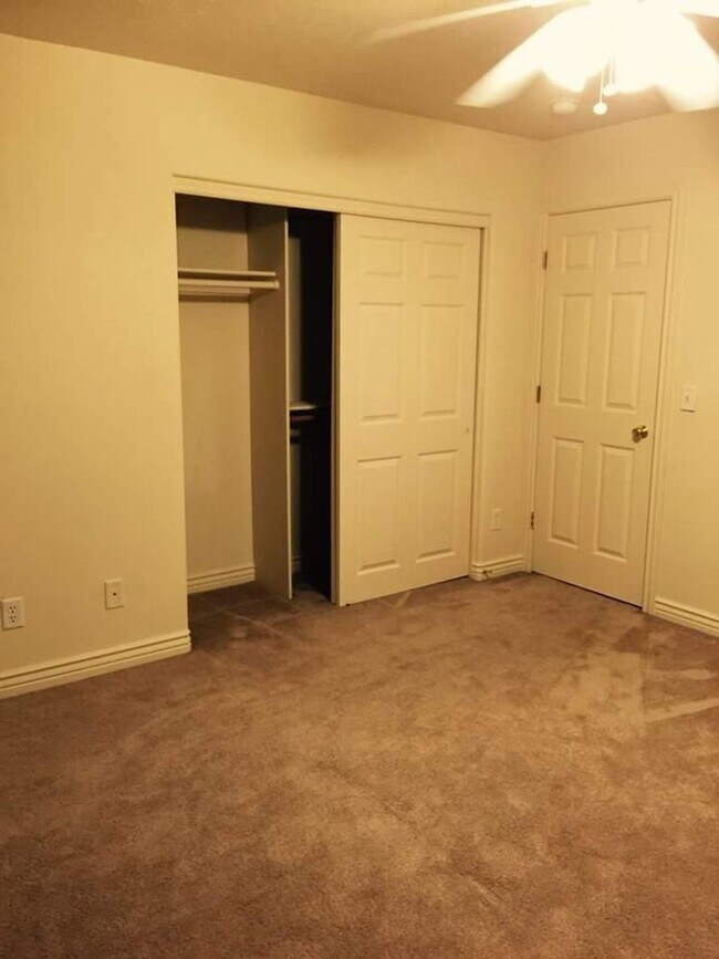 Building Photo - wonderful 3 bedroom townhome with a great location!