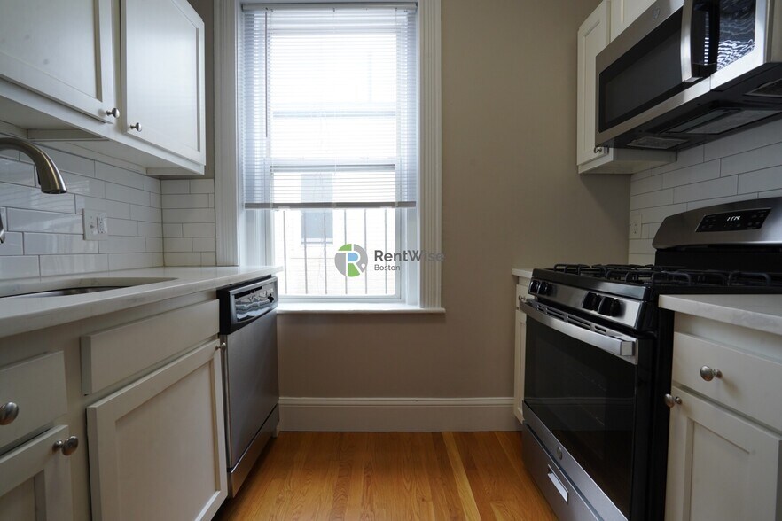 Building Photo - 76 Gordon St