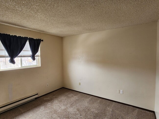Building Photo - Affordable 3 Bdrm TownHome-West Side!