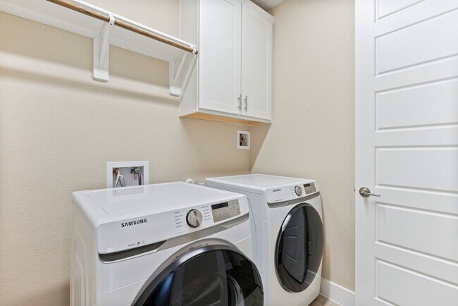Building Photo - Beautiful Move-In Ready 4 bedroom, 3 bathroom home in Liberty Hill ISD!