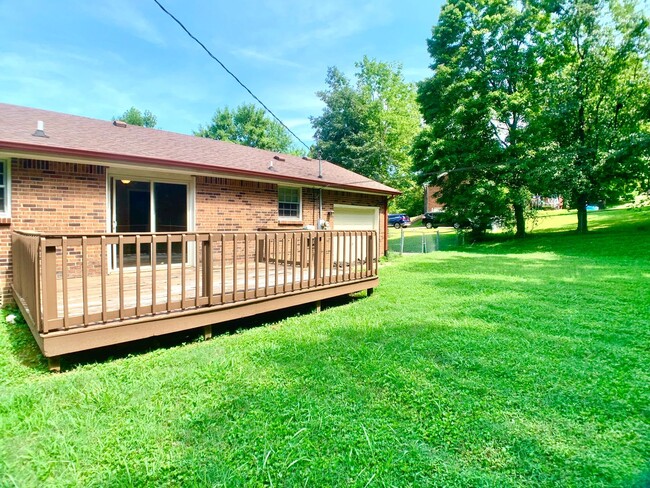 Building Photo - 339 Lake Ct Dr
