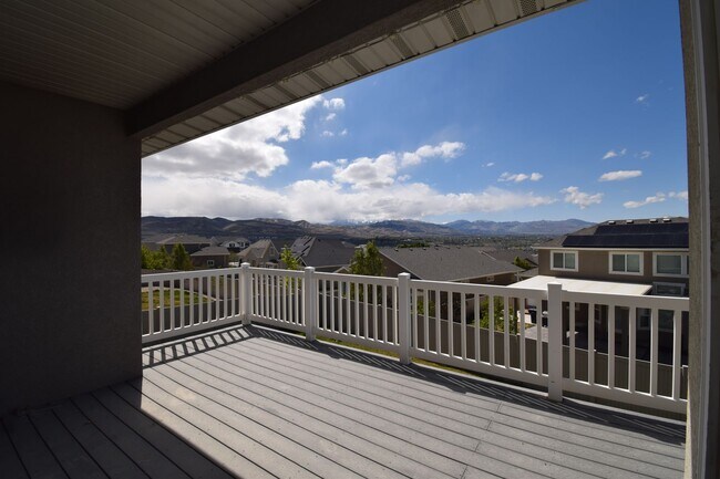 Building Photo - Spacious and Bright 5 Bed 3.5 Bath in Riverton!!