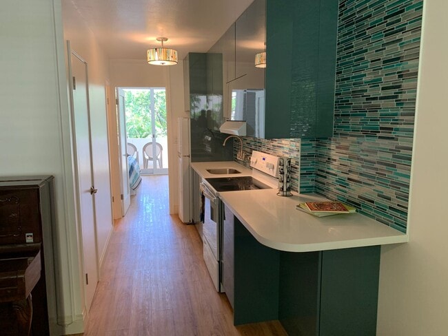 Building Photo - Fully Furnished. Updated. Waikiki (No parking)