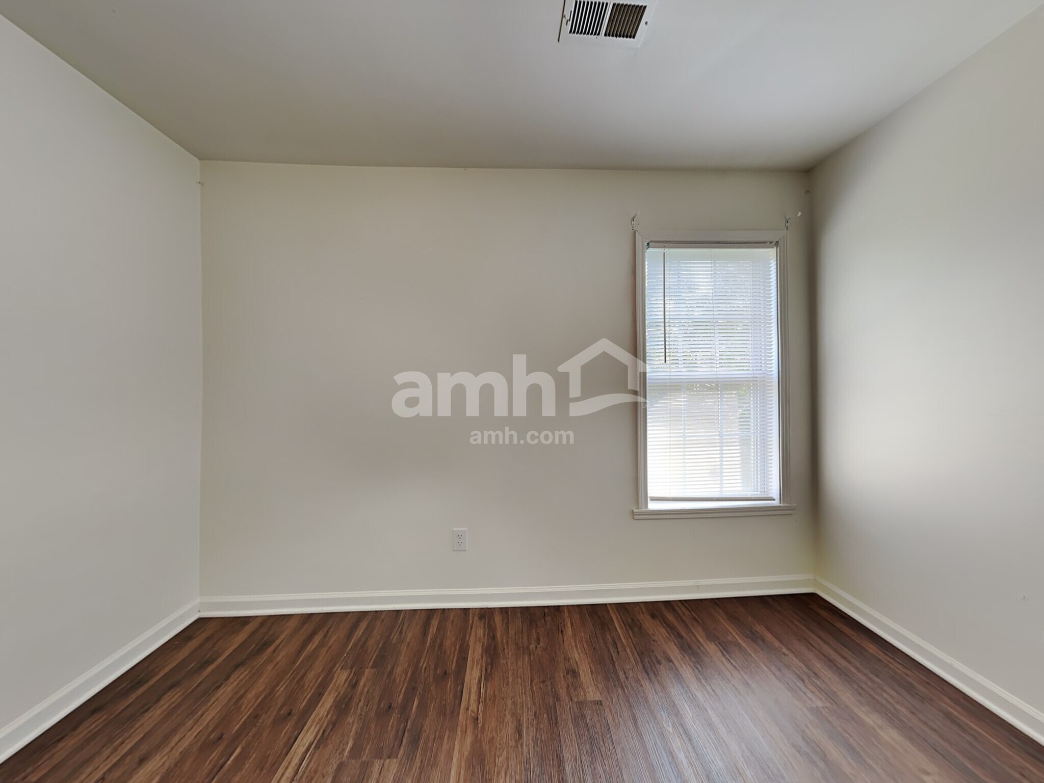 Building Photo - 606 3 Oaks Dr