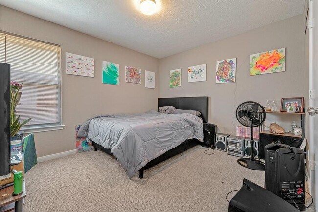 Building Photo - 943 Crested Point Dr