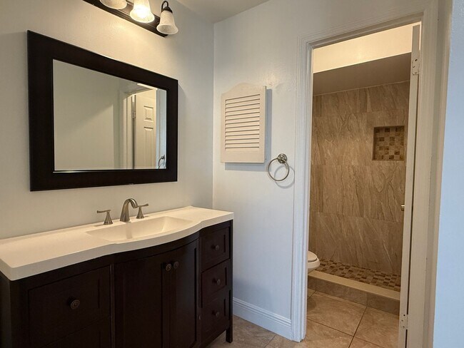 Building Photo - Soaring Ceilings, 2 bedrooms w/a loft