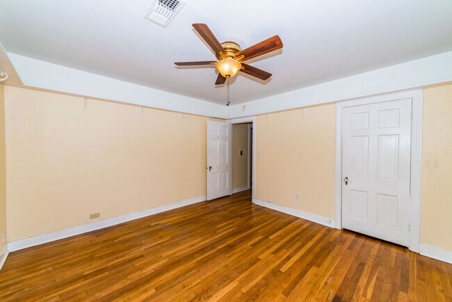 Building Photo - 2218 W Mistletoe Ave
