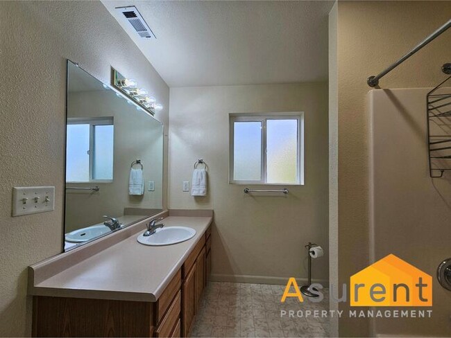 Building Photo - Charming Fully Furnished Home located in the vibrant city of Medford!