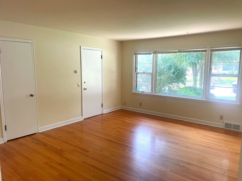 Building Photo - 409 Palomino Ln