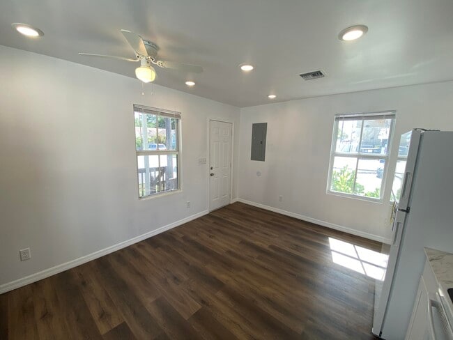 Building Photo - 641 6th St