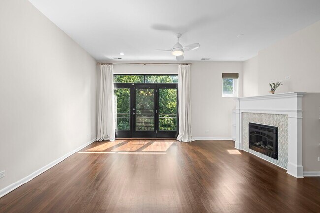 Building Photo - 876 N Hermitage Ave