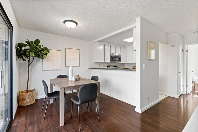 Building Photo - Welcome to this charming, downstairs unit ...
