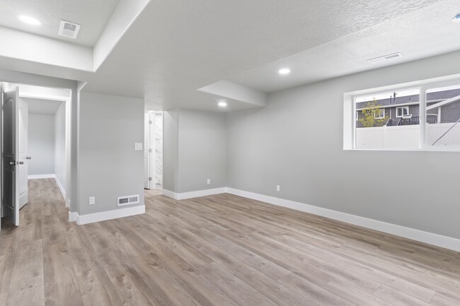 Building Photo - 579 6th St