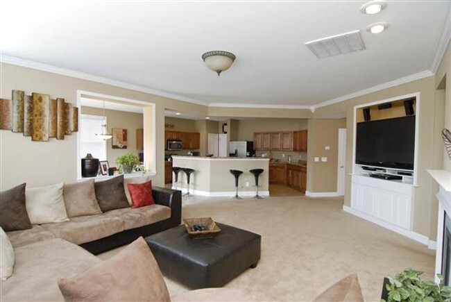 Building Photo - Large 4BR/3BA Available May 15th