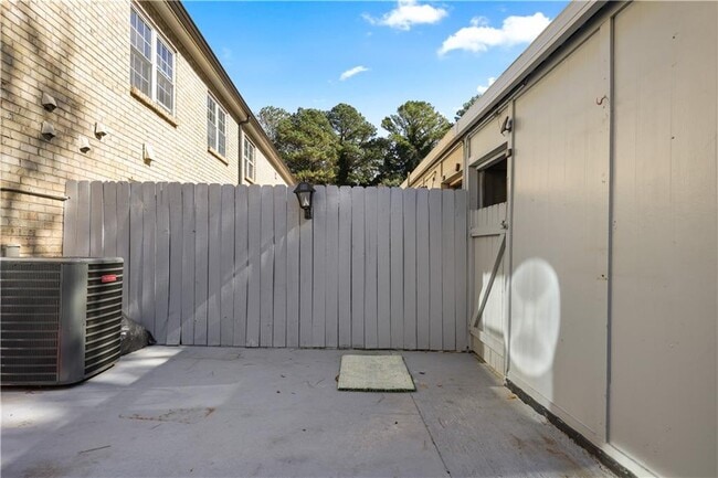 Building Photo - 330 Winding River Dr