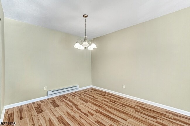 Building Photo - 798 Eves Dr