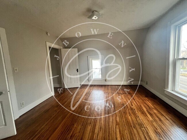 Building Photo - "Charming 3-Bedroom with 2 Full Baths in t...