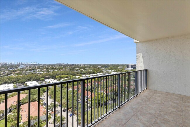 Building Photo - 3200 Port Royale Dr N
