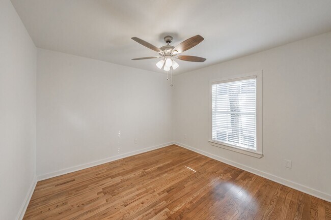 Building Photo - CHARMING HOME Close to TCU Campus!