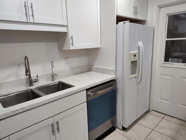 Building Photo - 2179 E Palmcroft Dr