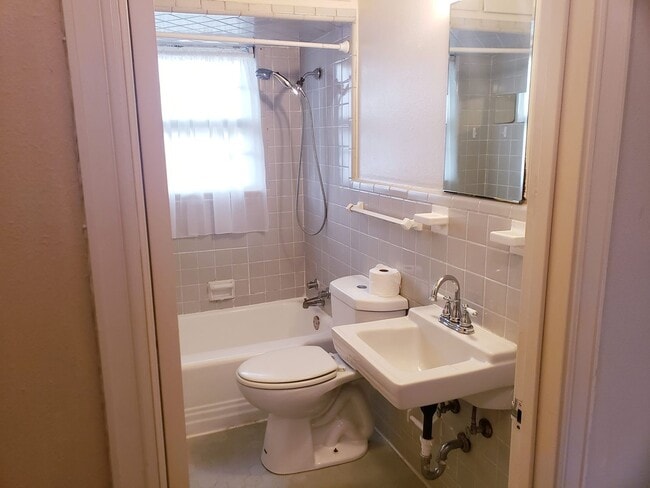 Building Photo - 2-Bedroom Duplex in Lakewood!
