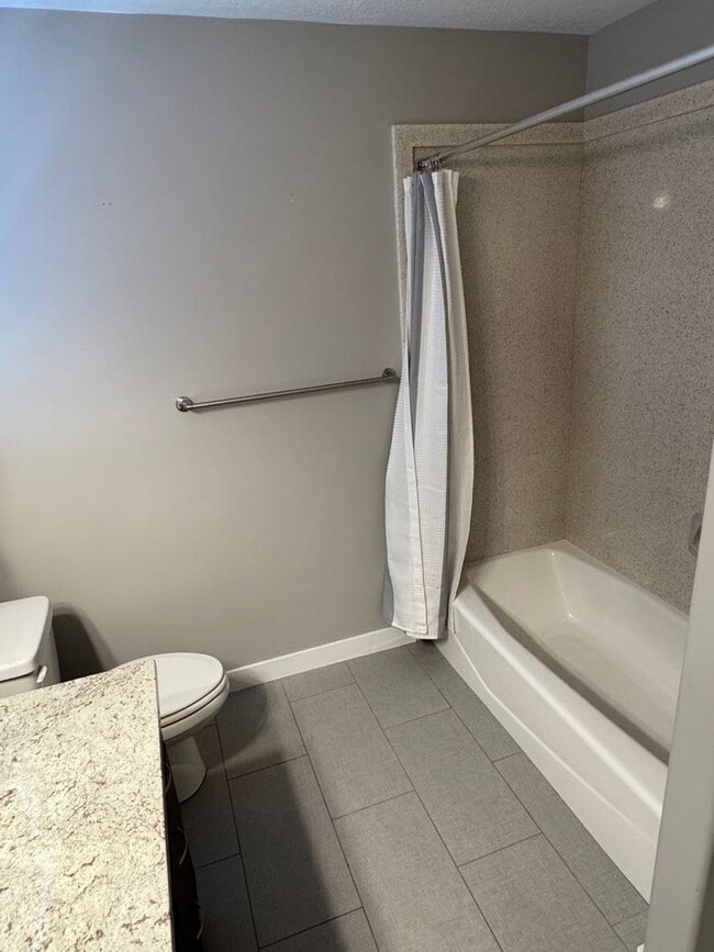 Building Photo - Beautiful 3 bedroom 2 1/2 bath townhome