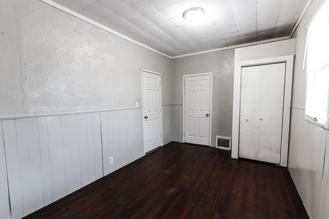 Building Photo - $500 off 1st full months rent.  ***Not Sec...