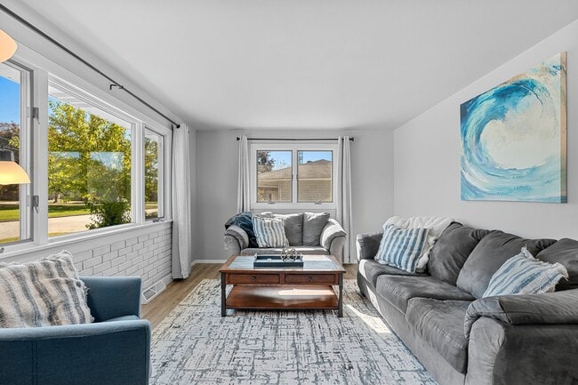 Building Photo - 3 BR 1.5 BA ranch house w/ large garage