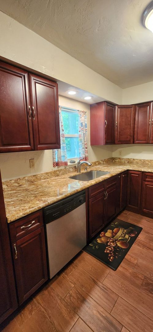 Building Photo - Charming 3-Bed, 2-Bath Home in Desirable Northwood South