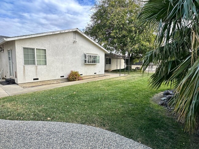 Building Photo - Beautiful Country Home! With Bonus Office/Den Room