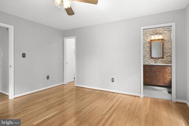 Building Photo - 2514 S Walter Reed Dr