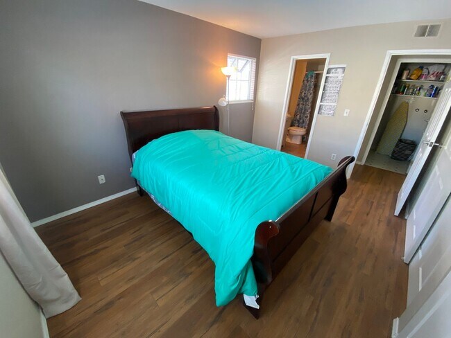 Building Photo - Spacious Aurora Condo