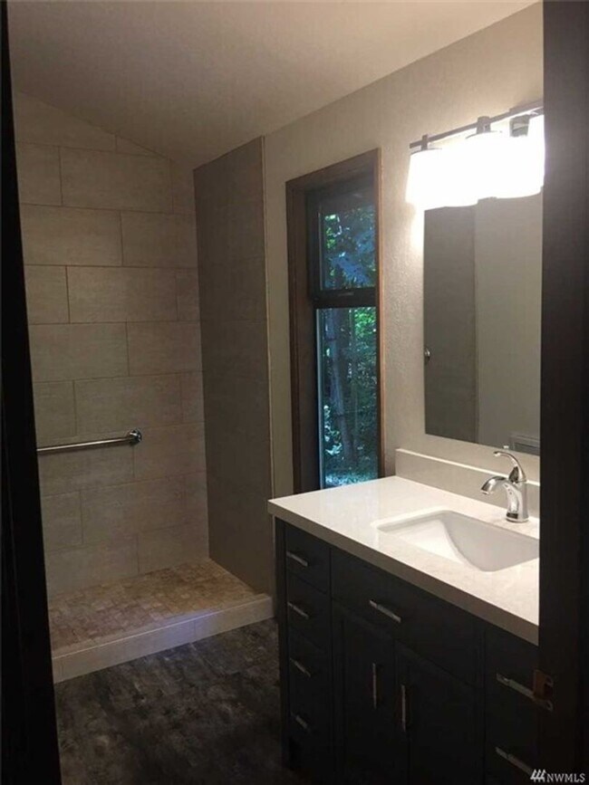 Building Photo - Spacious Bainbridge Island Home