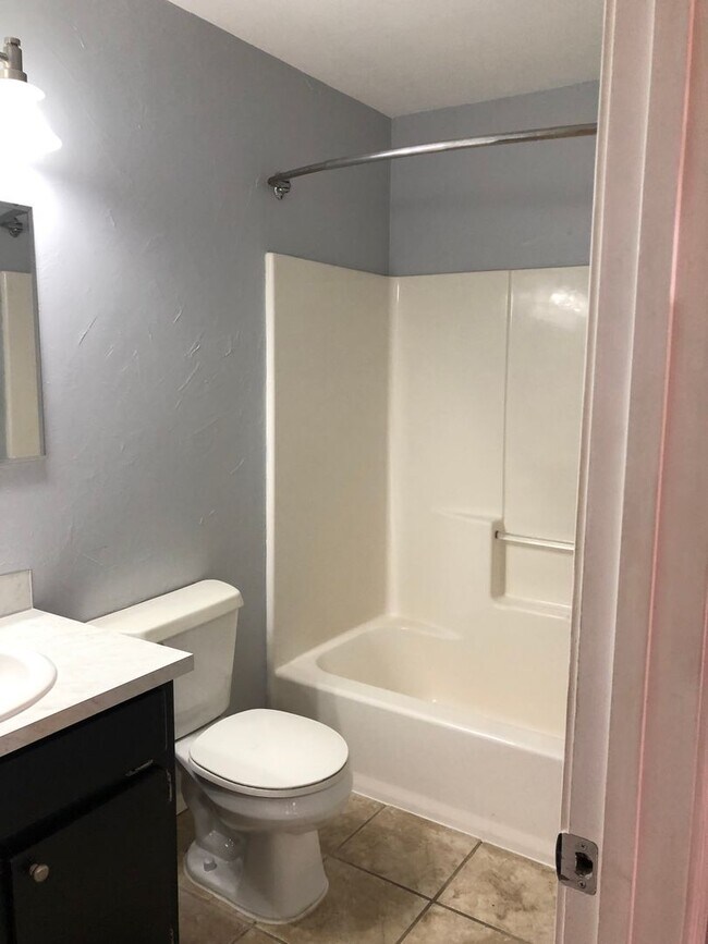 Building Photo - ***PENDING APPLICATION***Modern and spacious 2 bedroom condo with bonus room!