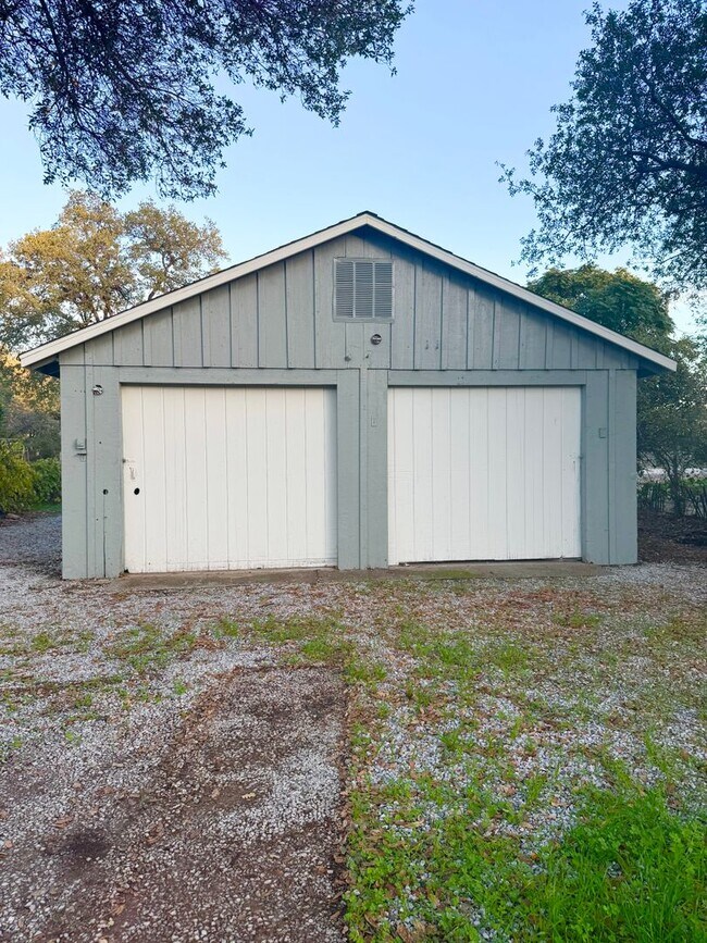 Building Photo - Tranquil Horizons: Just a Short Drive to Town