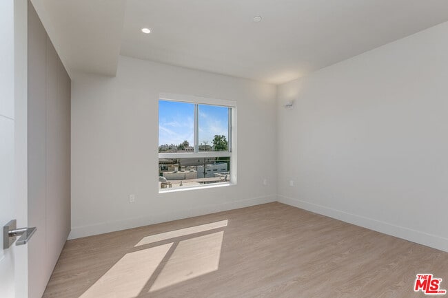 Building Photo - 11837 Mayfield Ave