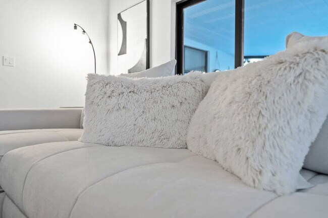 Building Photo - 704 NE 2nd St