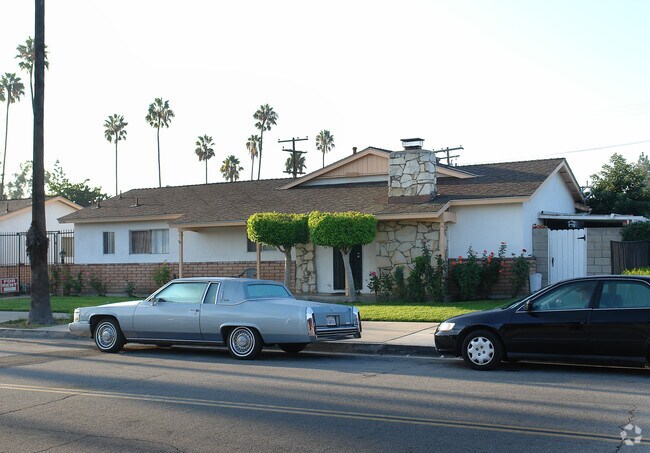 Building Photo - 2132 E Almont Ave