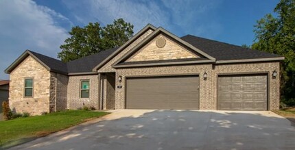 Building Photo - 3 Bedroom 2.5 Bathroom Home