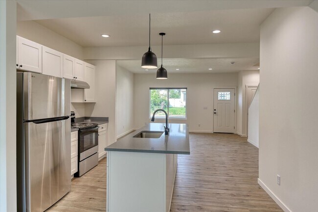 Building Photo - E. 7th Duplex