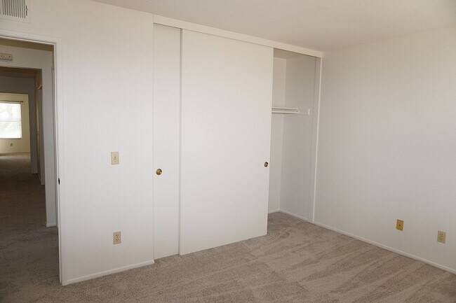 Building Photo - 1366 Fairway Oaks Ave