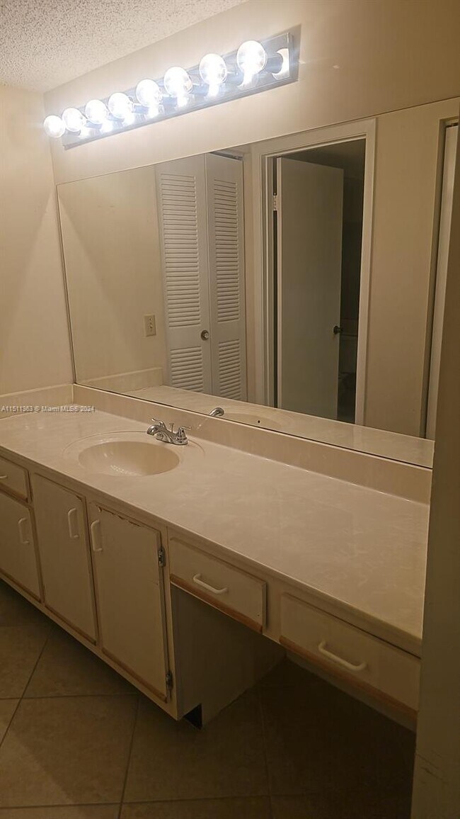 Building Photo - 9877 Westview Dr