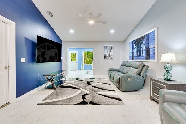 Building Photo - Beautifully Furnished 2BR Home + Bonus Room