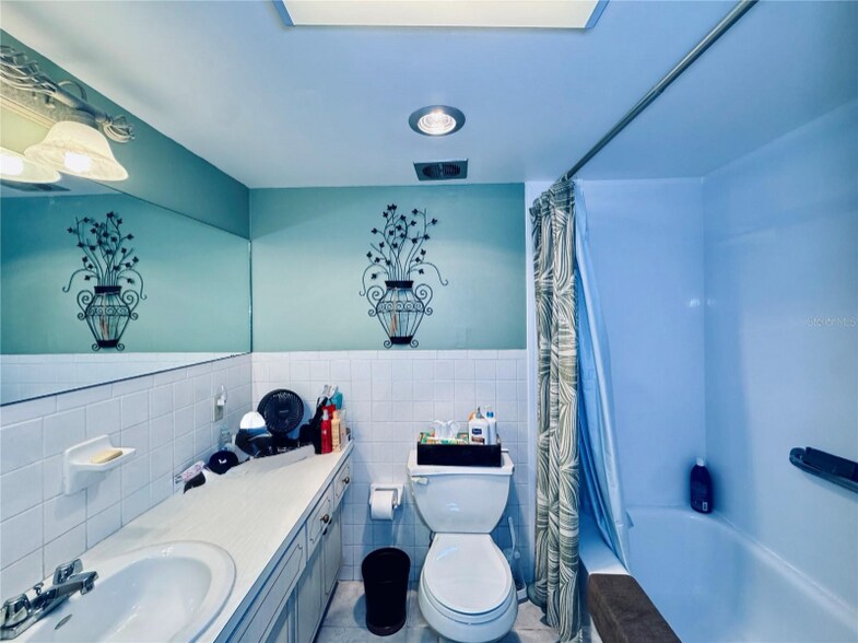 Building Photo - 2348 Shelley St