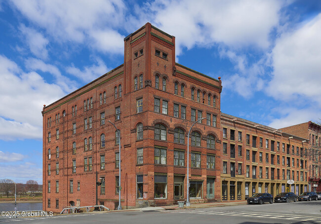 Building Photo - 145 River St