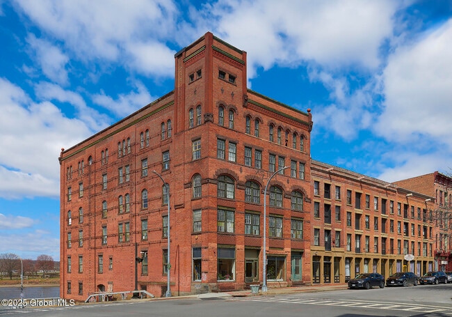Primary Photo - 155 River St