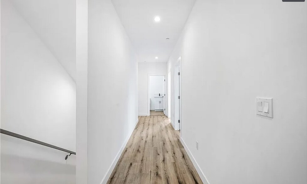 Building Photo - 10857 Morrison St