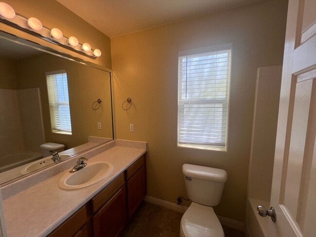 Building Photo - 3 bed, 3 bath Twin-home