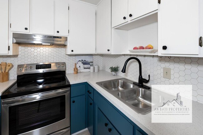 Building Photo - Monthly Rental Opportunity: Charming Singl...